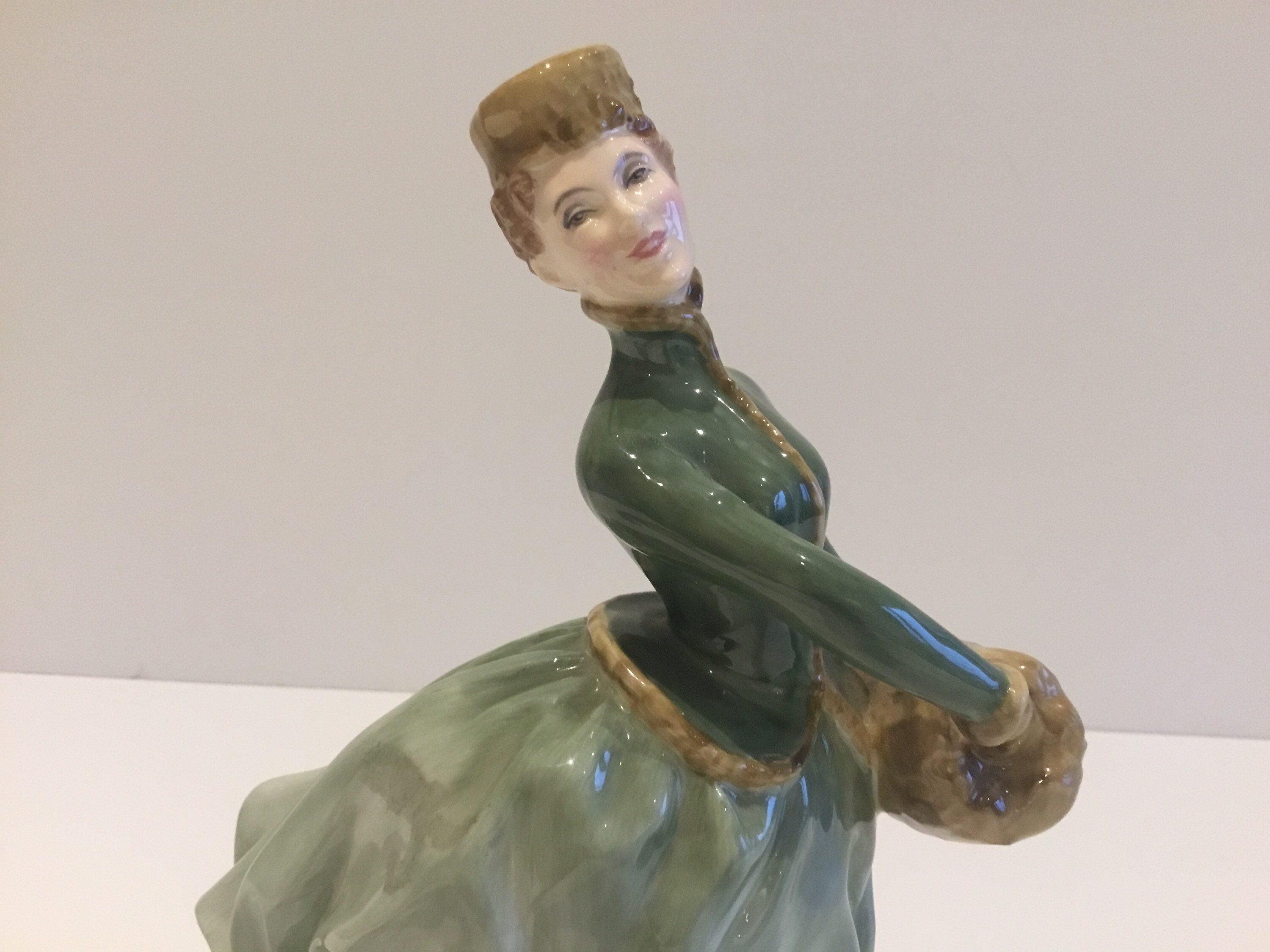Vintage Porcelain Figurine | Royal Doulton 1960s Skating Girl, Mary Nicoll HN2318 — photo 3 of 9
