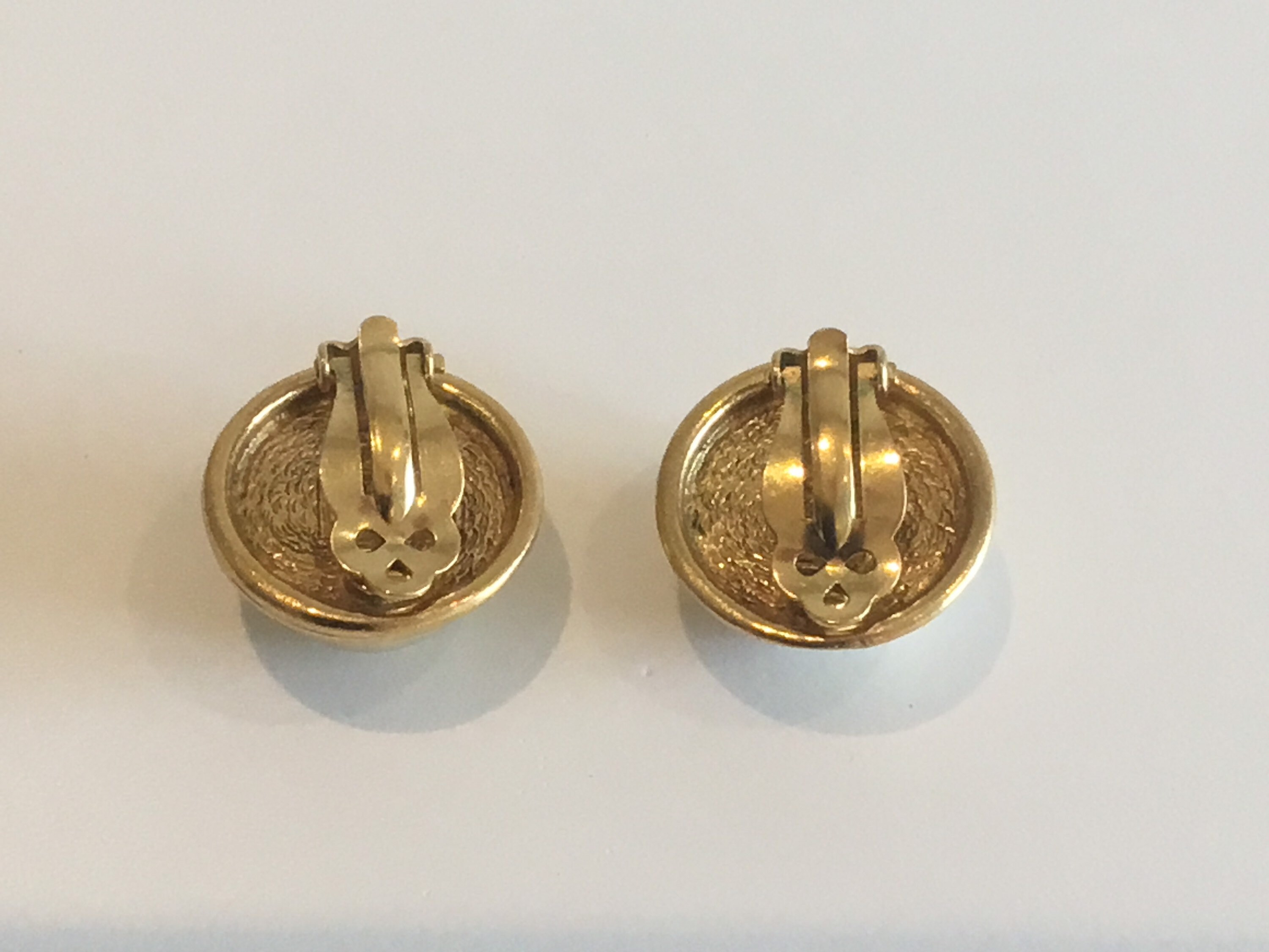 Vintage Jewelry Chanel – Authentic Gold Tone Earrings [Late 1960s] France — photo 6 of 7