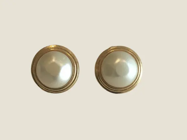 Vintage Jewelry Chanel – Authentic Gold Tone Earrings [Late 1960s] France