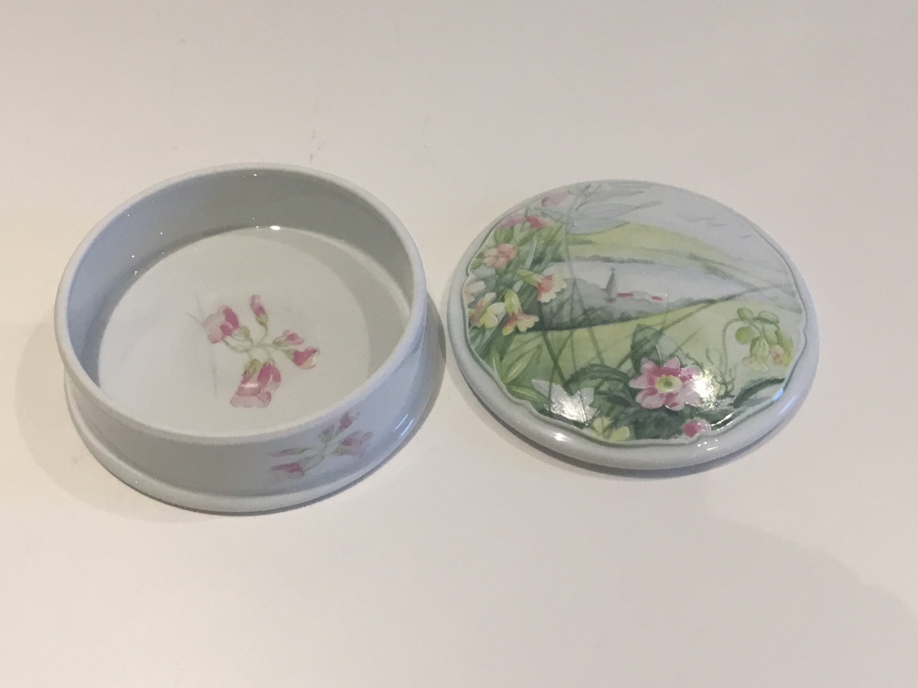 Vintage Limoges Box | Le Roy France 1980s Hand Painted Porcelain Trinket Case — photo 3 of 5